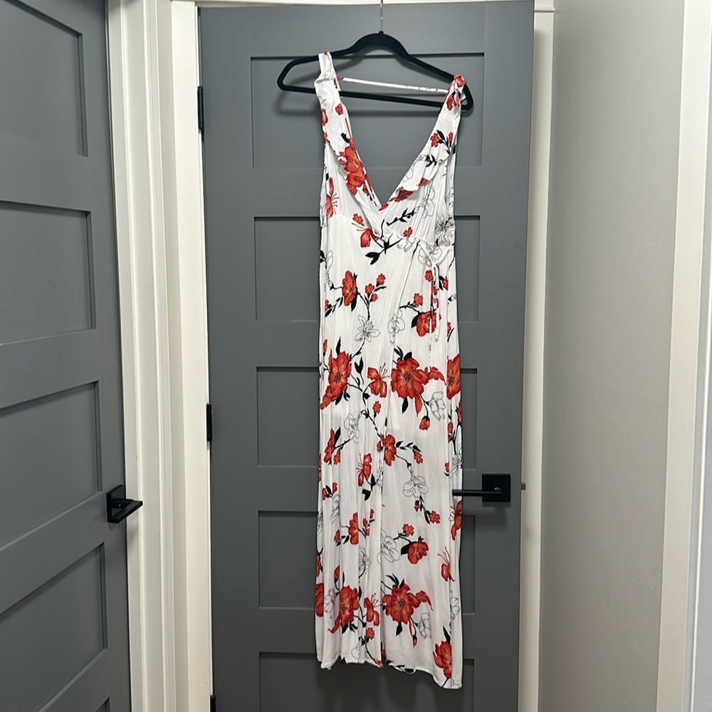 Impressions boutique dress. Beautiful ruffles aroundv-neck top and back of dress